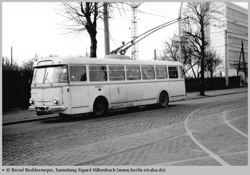 Berliner Obus Nr. 1103 mit neuer Wagen-Nr. 303 003-1 und späterer Eberswalder Obus Nr. 29(I)) vom tschechischem Typ ŠKODA 9 Tr5 beim Betriebshof Lichtenberg